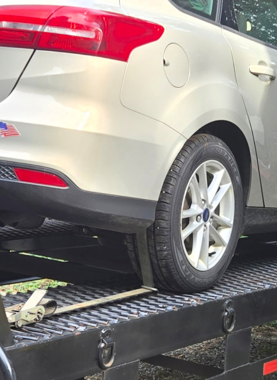 Vehicle secured with professional 3-point mounting system for maximum safety